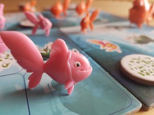 Bild: Plastikfischchen auf Spielfeld