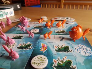 Bild: Spielfeld mit rosa und orangen Fischen