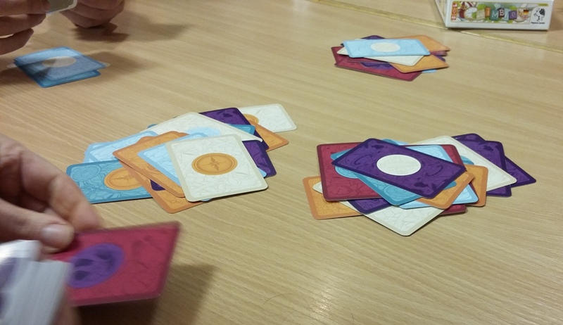 Bild: mehrere Spielkarten übereinander liegend