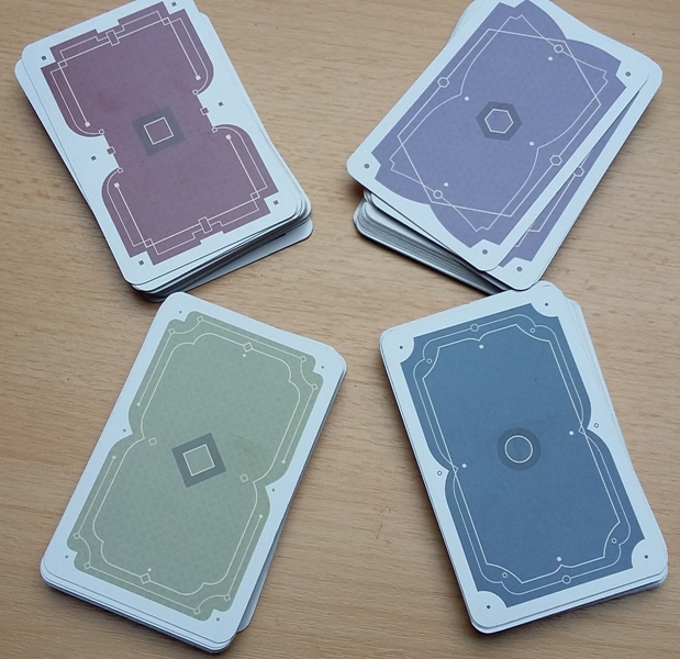 Bild: 4 verdeckte Spielstapel