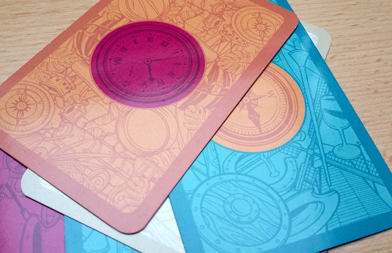 Bild: einige zweifarbige Karten, in der Mitte Kreis in anderer Farbe