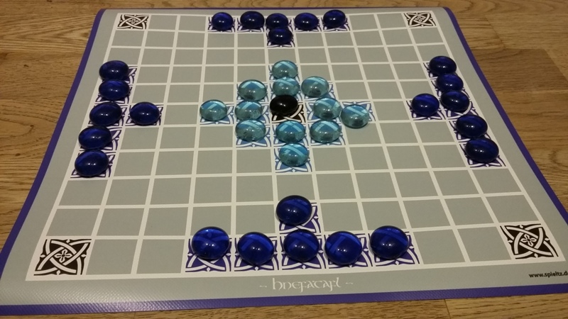 Bild: Spielfeld im Karomuster mit Spielsteinen in hellblau und dunkelblau
