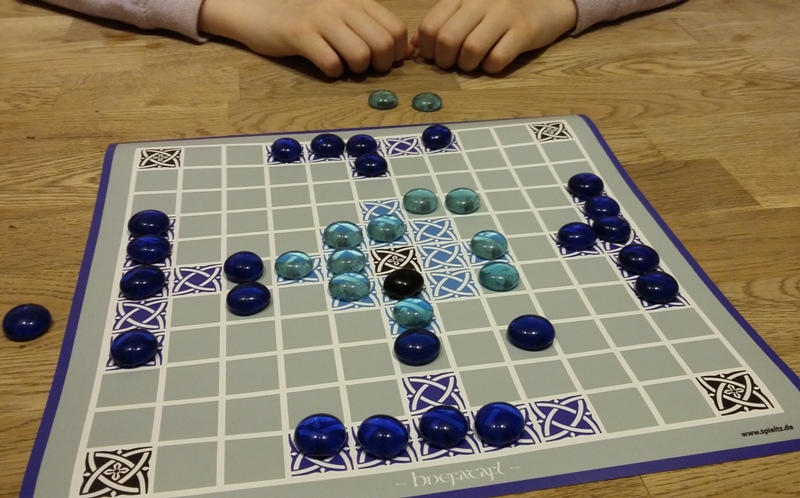 Bild: Spielplan mit zweifarbigen Spielsteinen