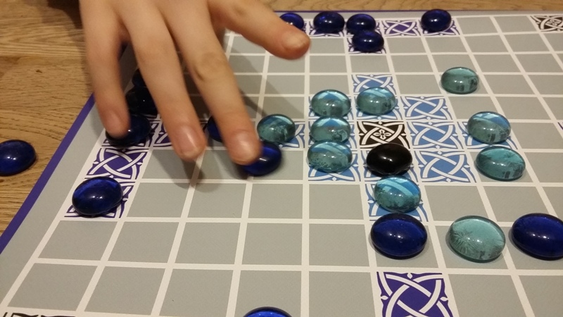 Bild: Spielstein wird auf dem Spielfeld in ein anderes Feld verschoben