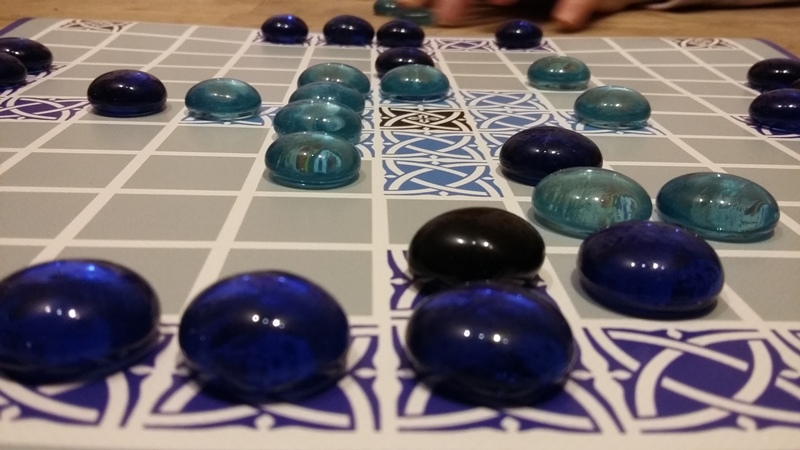 Bild: Spielsteine auf dem Spielfeld angeordnet