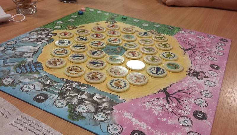 Bild: bunter Spielplan mit Spielsteinen in gelb