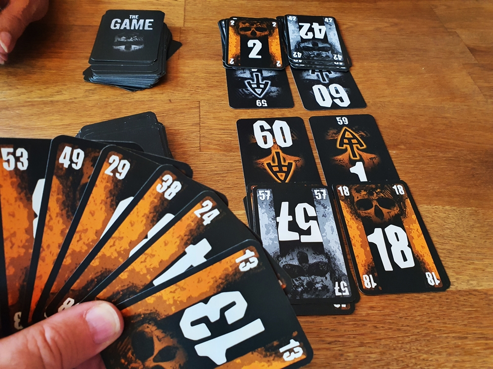 Spielsituation: Kartenhand und bestehende Auslage an eigenen und gegnerischen Karten