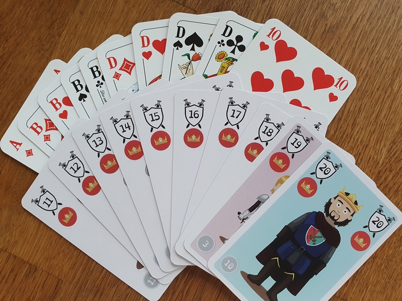 Spielkarten aus Doppelkopf und Double-Head im Vergleich