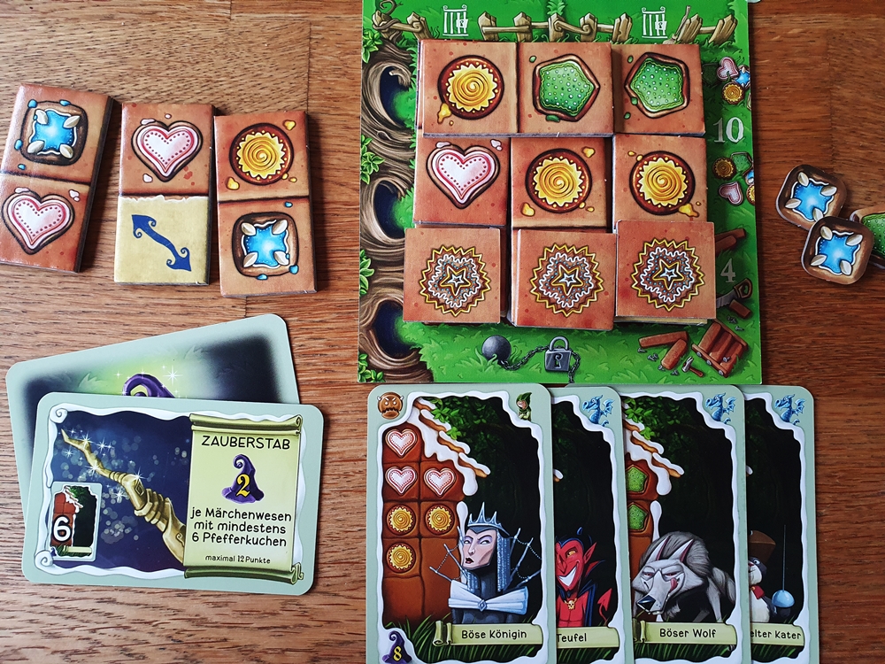 Spielsituation: der eigene Spielplan ist über mehrere Etagen belegt, Karten mit erworbenen Märchenwesen