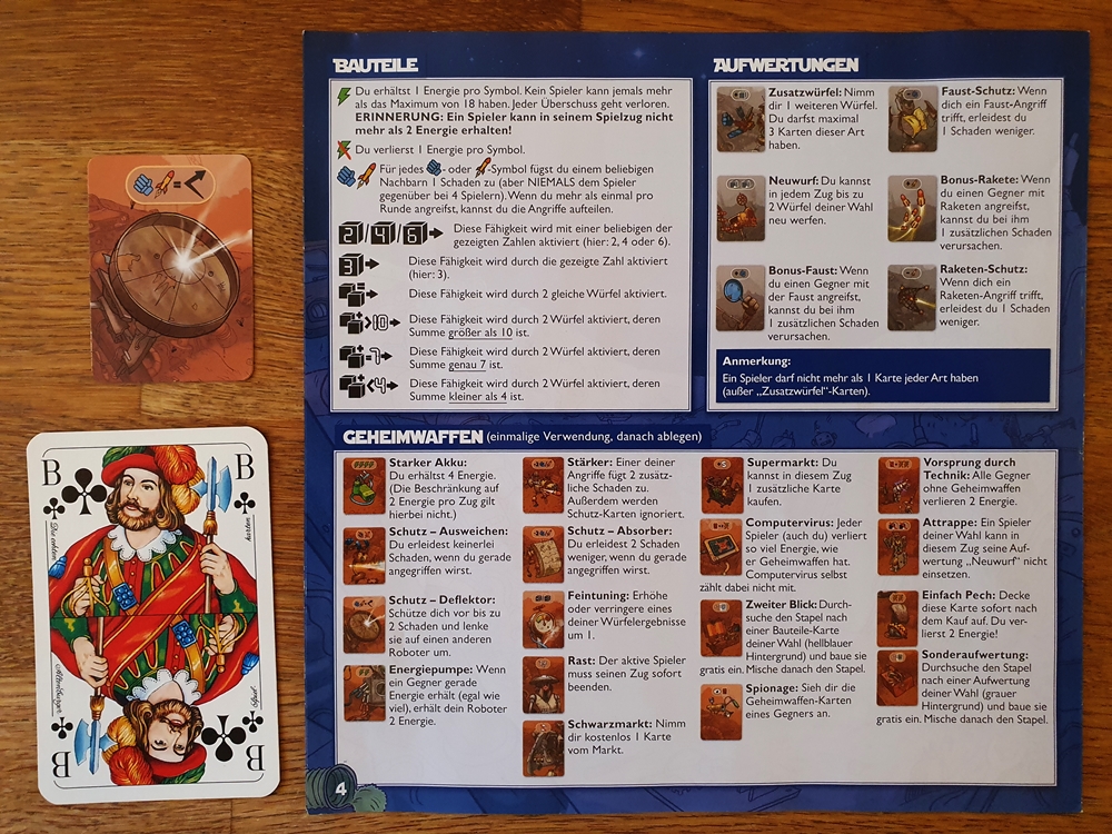 Größenvergleich einer Spielkarte, dem Glossar aus der Spielanleitung mit einer normalen Skatkarte