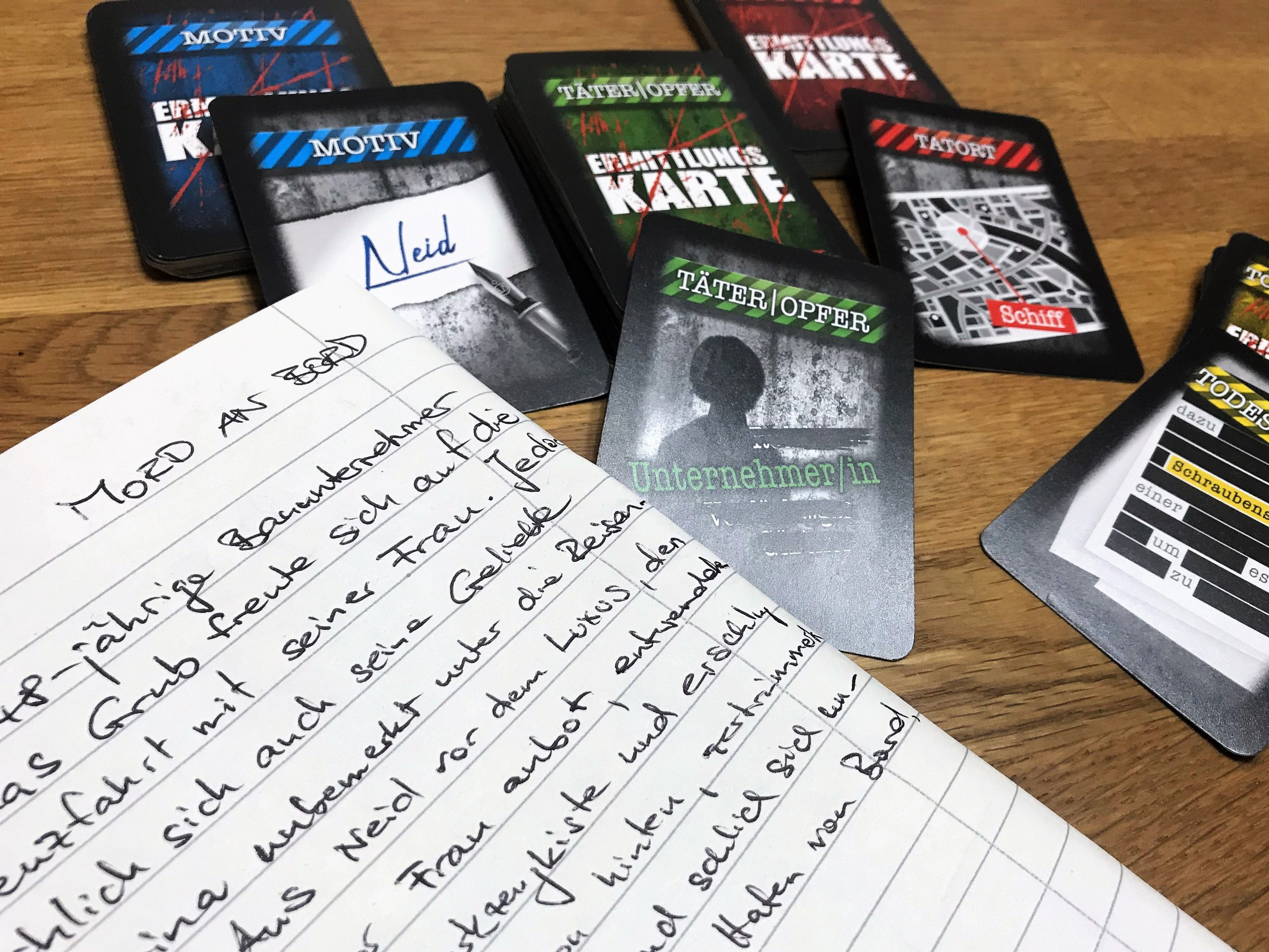 Ein Spieler hat nach den Kartenvorgaben einen eigenen Text auf Papier verfasst, 