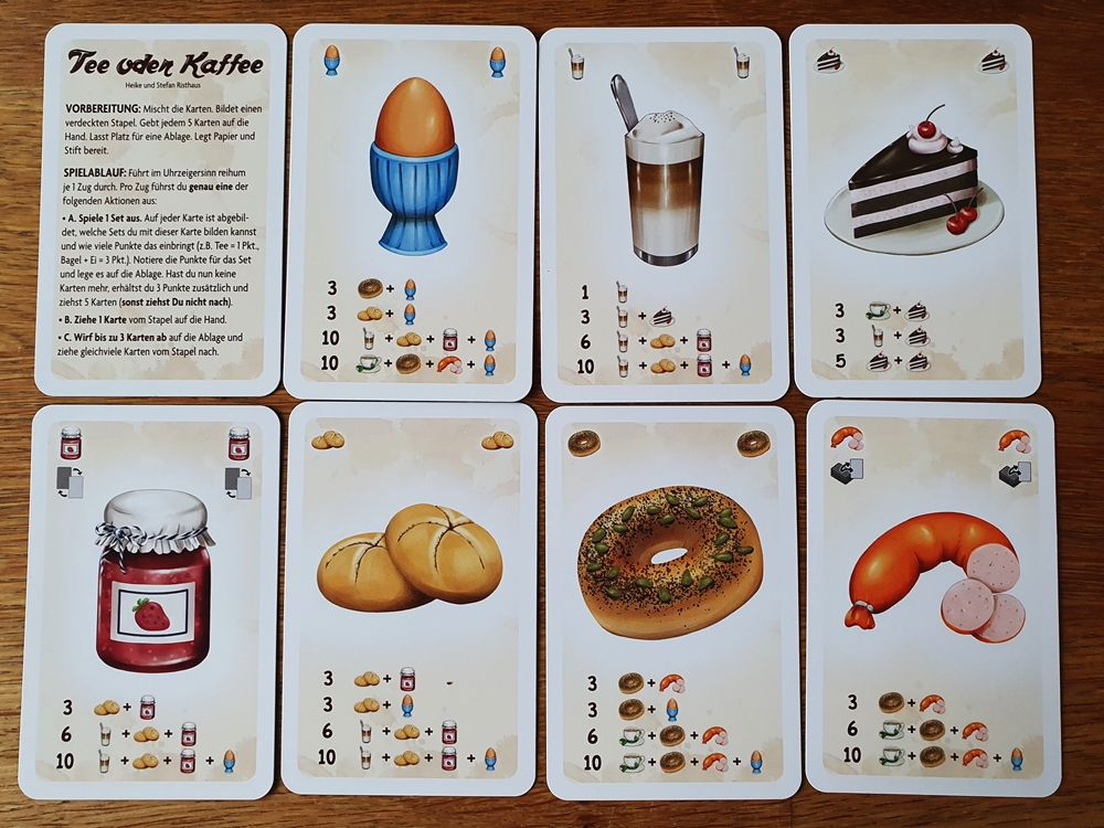 Verschiedene Spielkarten, auf den die Punktezahl für Kombinationen abgebildet ist.