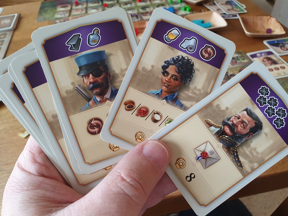 Kartenhand zeigt die Wünsche der Angestellten und die Belohnungen bei deren Erfüllung