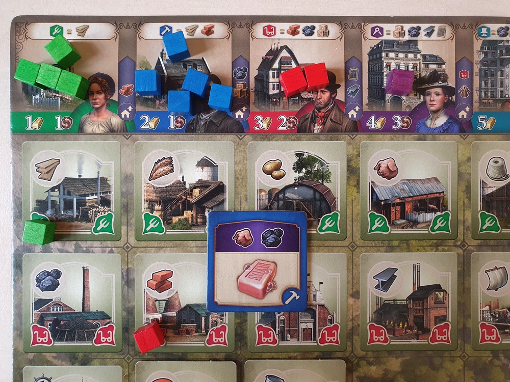 Eigener Spielplan eines Spielers, einer Spielerin mit Arbeiterklötzchen. Ein Produktplättchen Seife