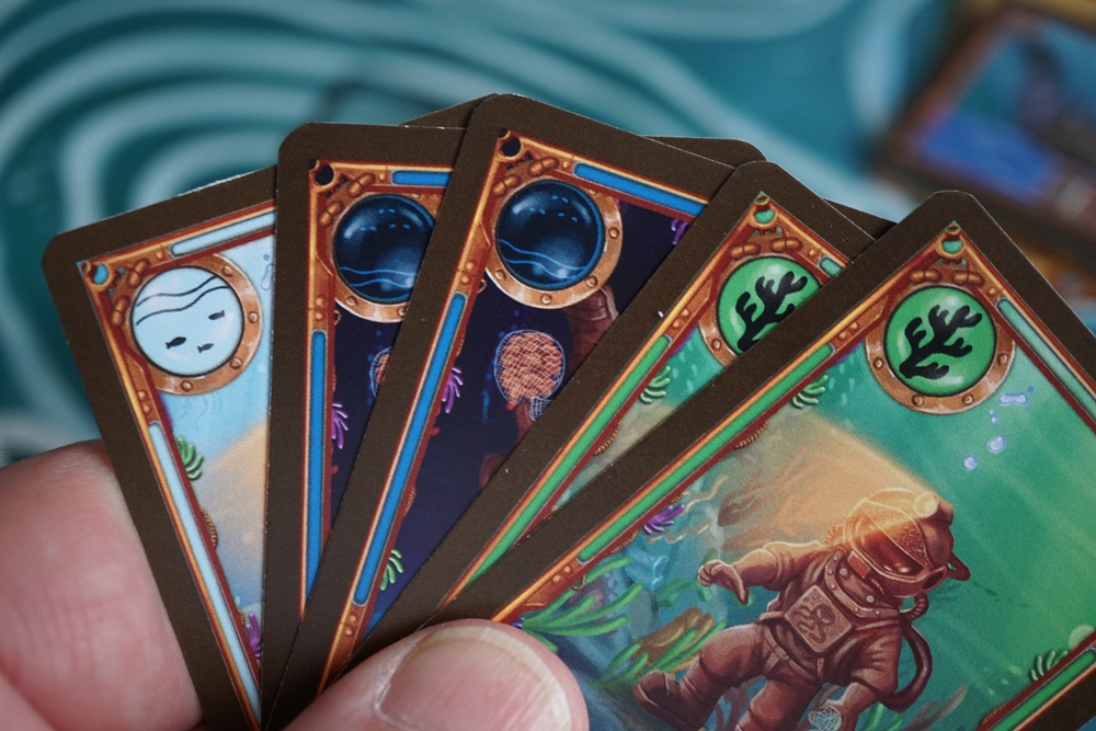 Hand mit unterschiedlichen Karten, die sich durch Farben und Symbole unterscheiden