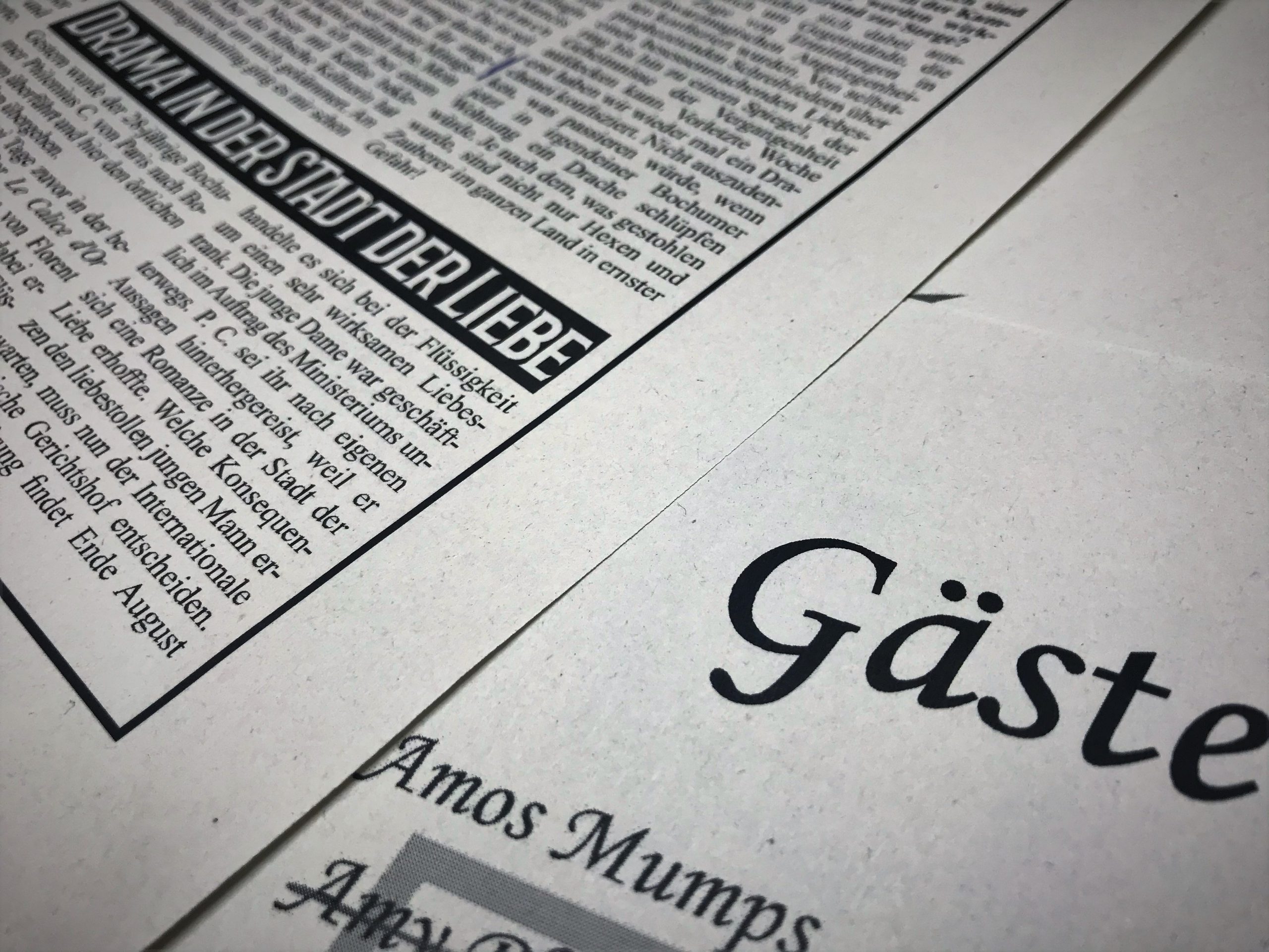 Zeitungsartikel und Gästeliste sind ebenfalls Teil des umfangreichen Materialpakets.