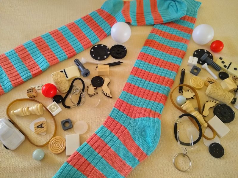 In jede Socke werden die gleichen 30 Gegenstände gefüllt.