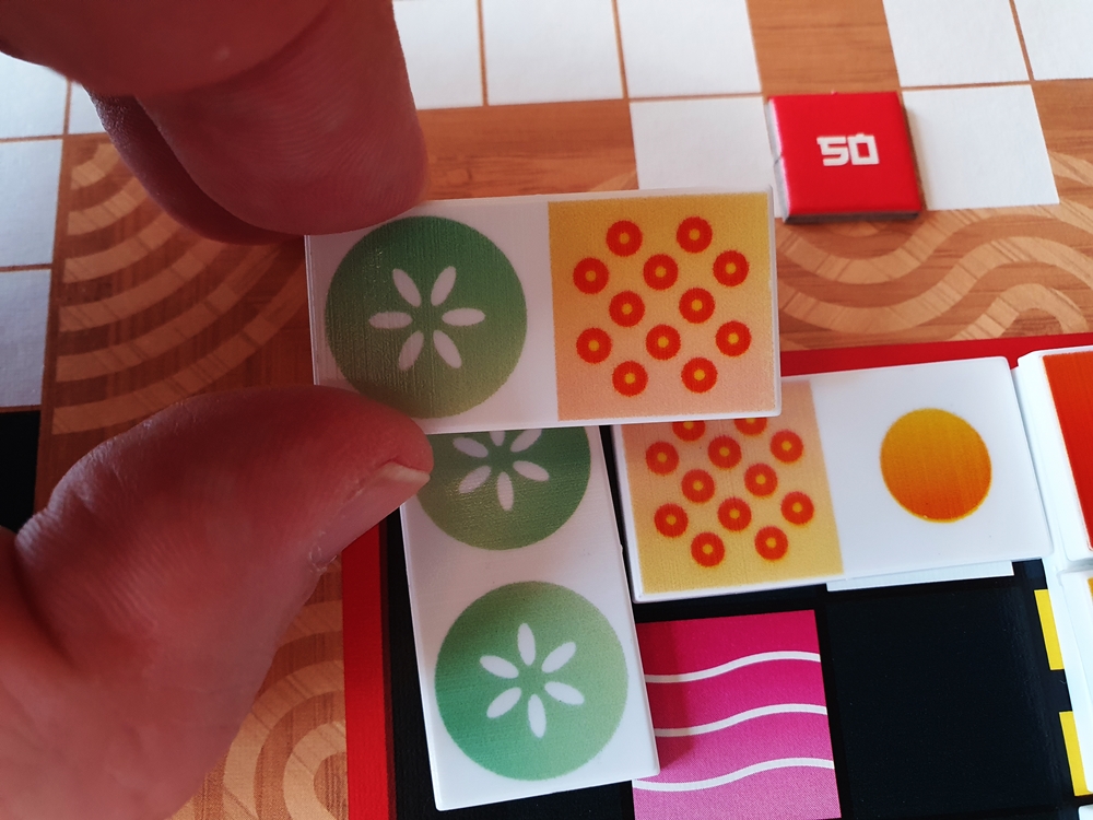 Ein Spielstein, der mit beiden Abbildungen passt.