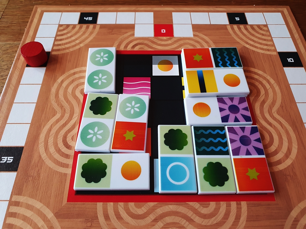 Spielbrett mit einigen gelegten Spielsteinen