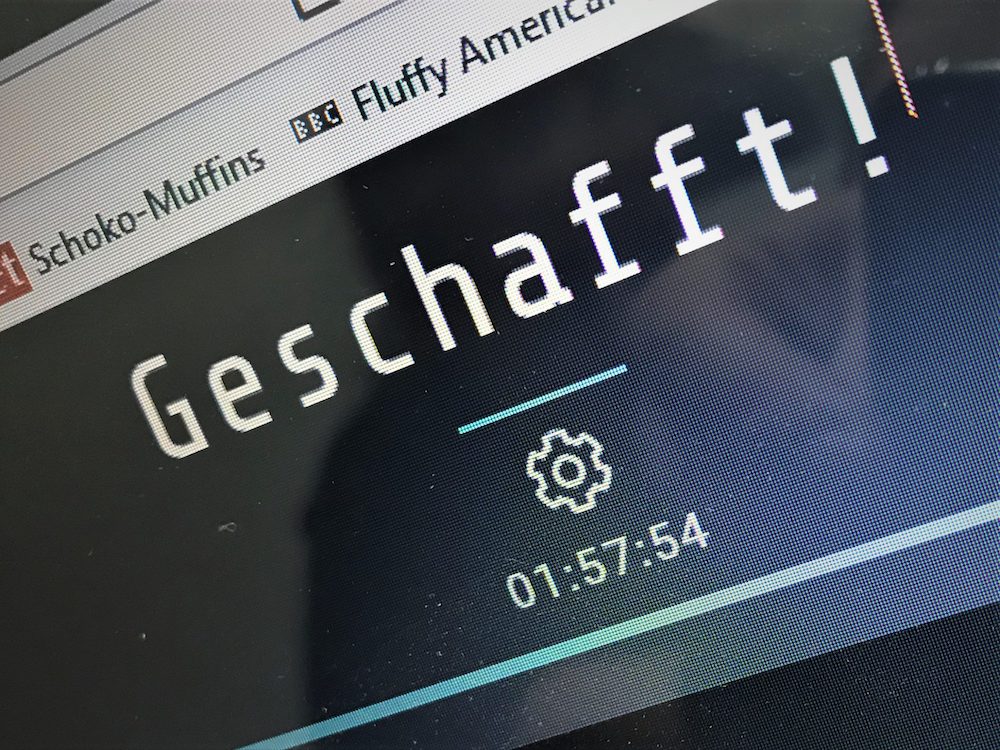 Blick auf den Bildschirm: Das Wort geschafft zeigt an, dass alle Rätsel gelöst wurden. 