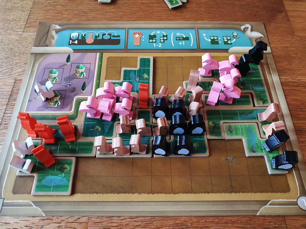 Spielbrett mit zahlreichen Tieren auf dem eigenen Spieltableau