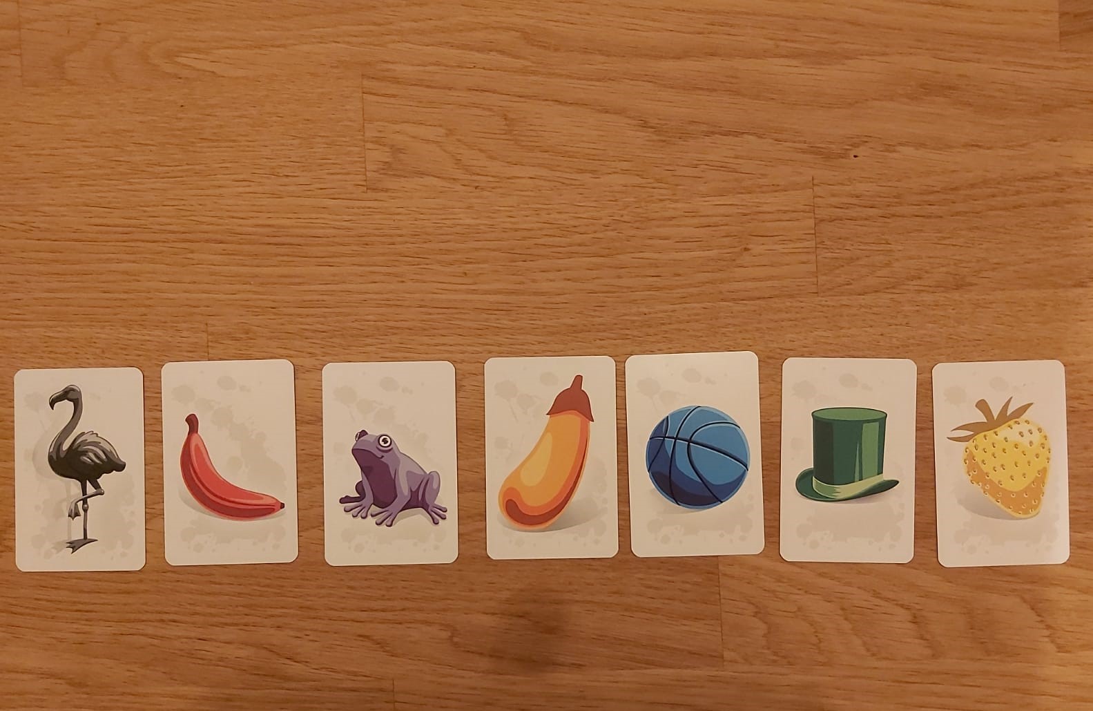 Zu sehen sind alle Motive (Flamingo, Banane, Frosch, Aubergine, Basketball, Zylinder & Erdbeere) sowie alle Farben (schwarz, rot, violett, orange, blau, grün, gelb).