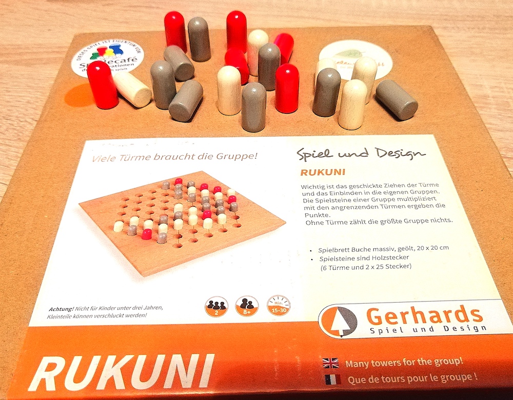 Spielsteine auf der Spieleschachtel