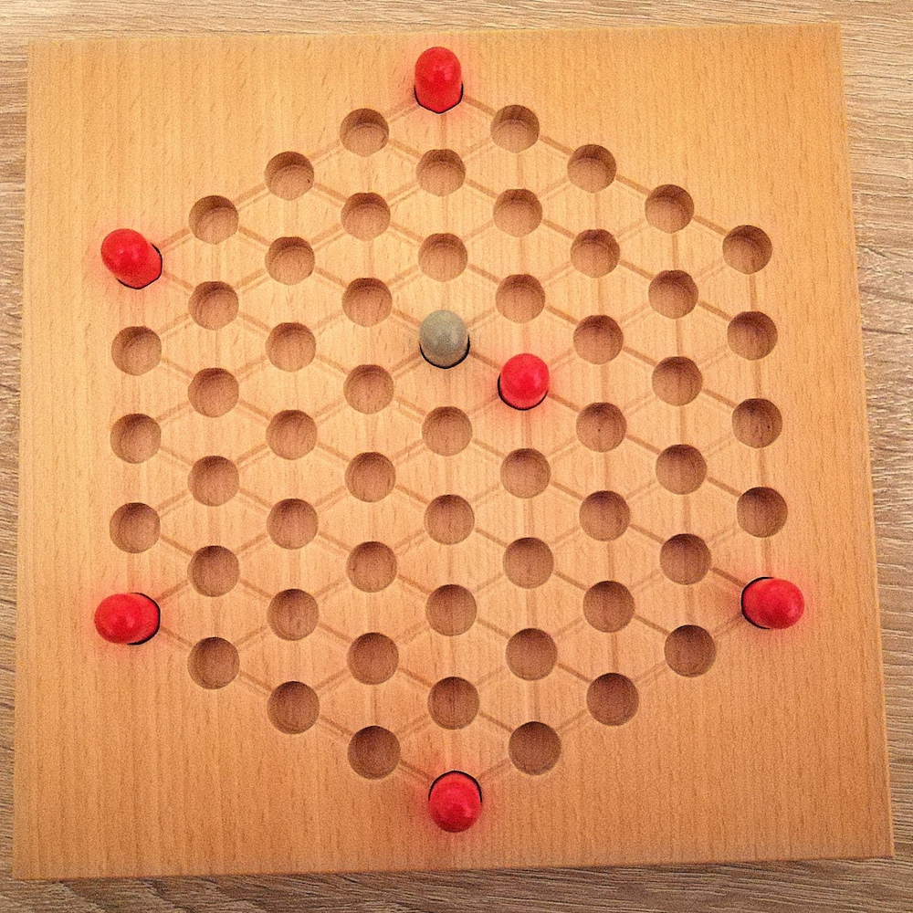 Grau bewegte den ersten roten Turm und steckte daneben einen Stein.