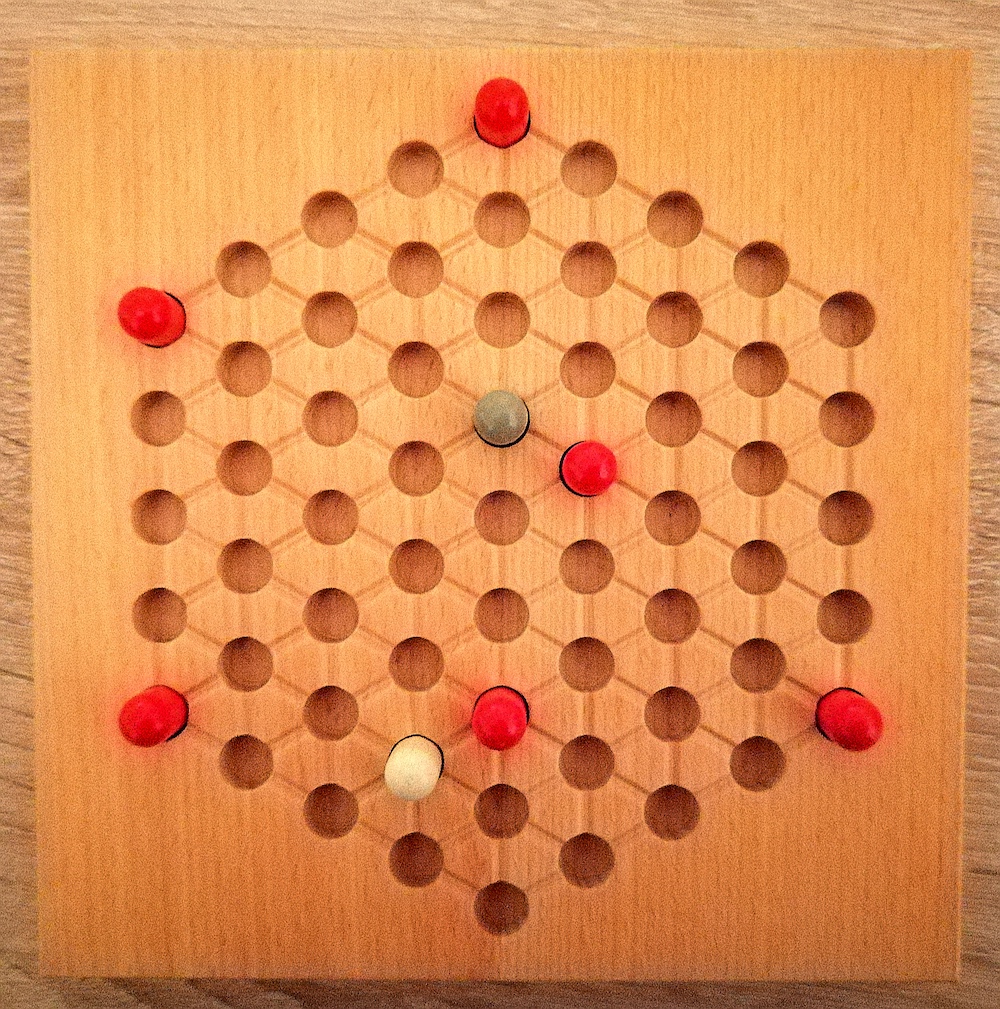 Weiß versetzte ebenfalls einen roten Turm und setzte einen Stein daneben. 