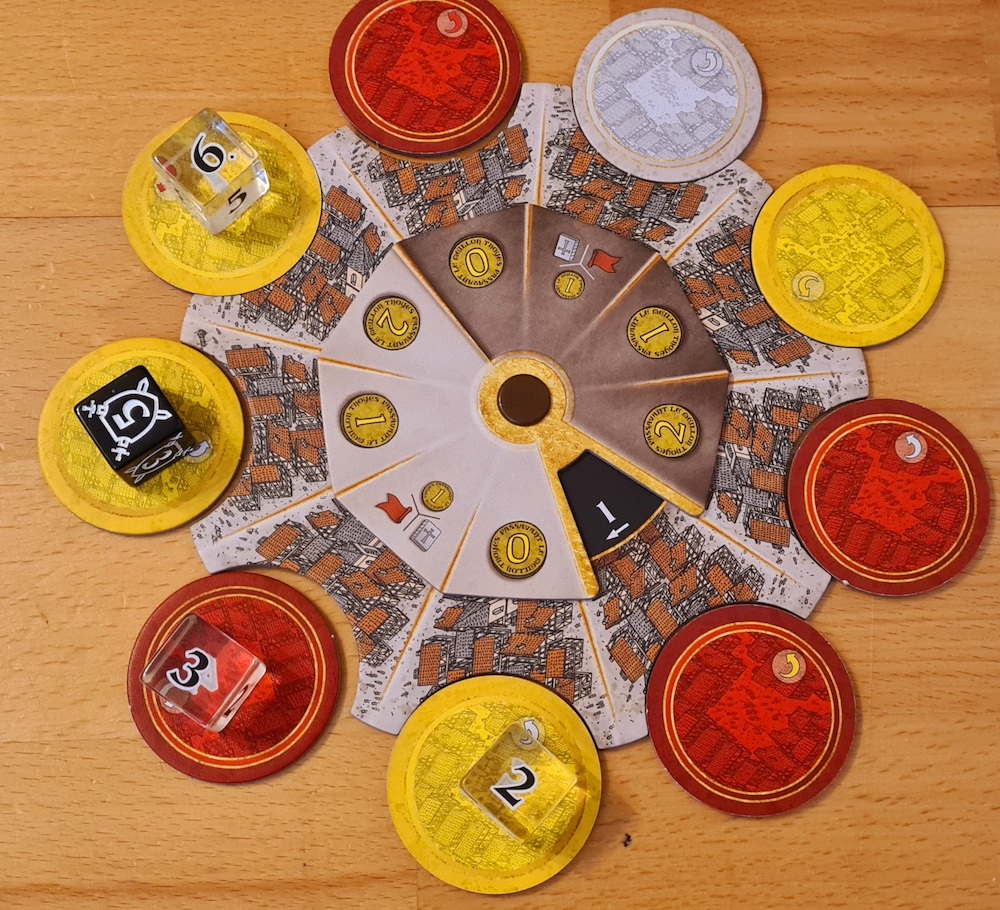 Spielbrett mit angedockten Scheiben, Würfel darauf