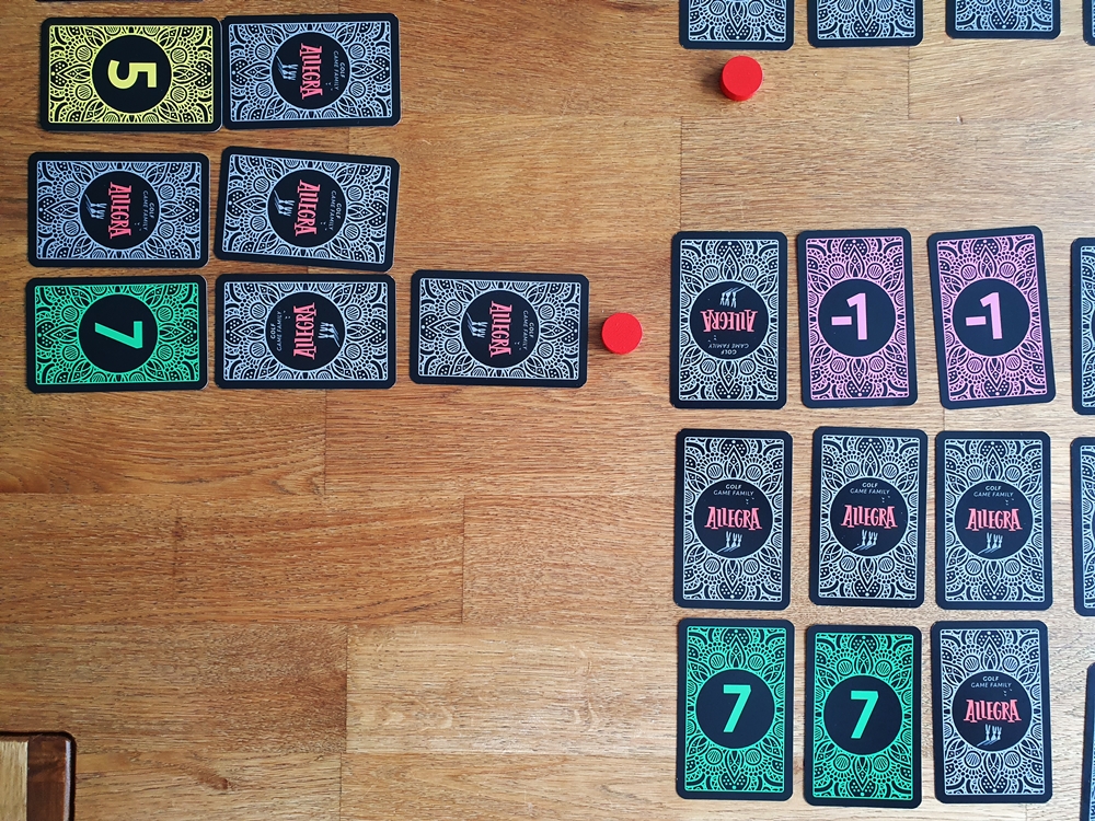 Auslage benachbarter Spieler, Spielerinnen. Ein Drilling entsteht über Eck
