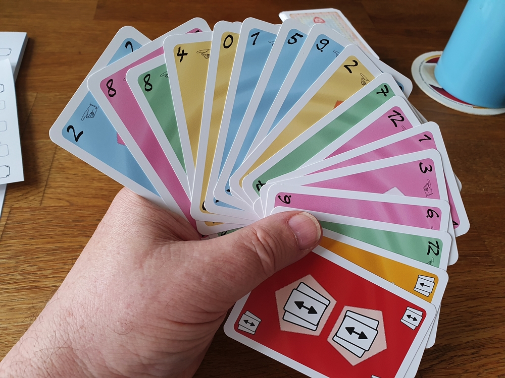 Kartenhand mit reichlich vielen Karten