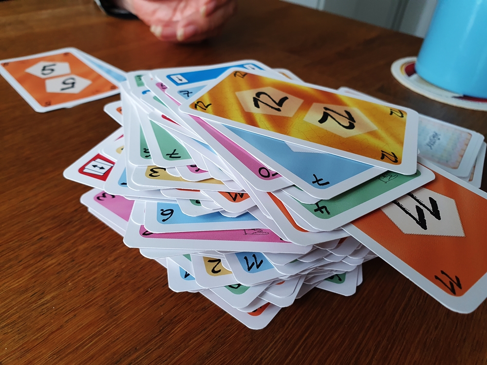 Großer Ablagestapel mit einer goldenen 12 obenauf