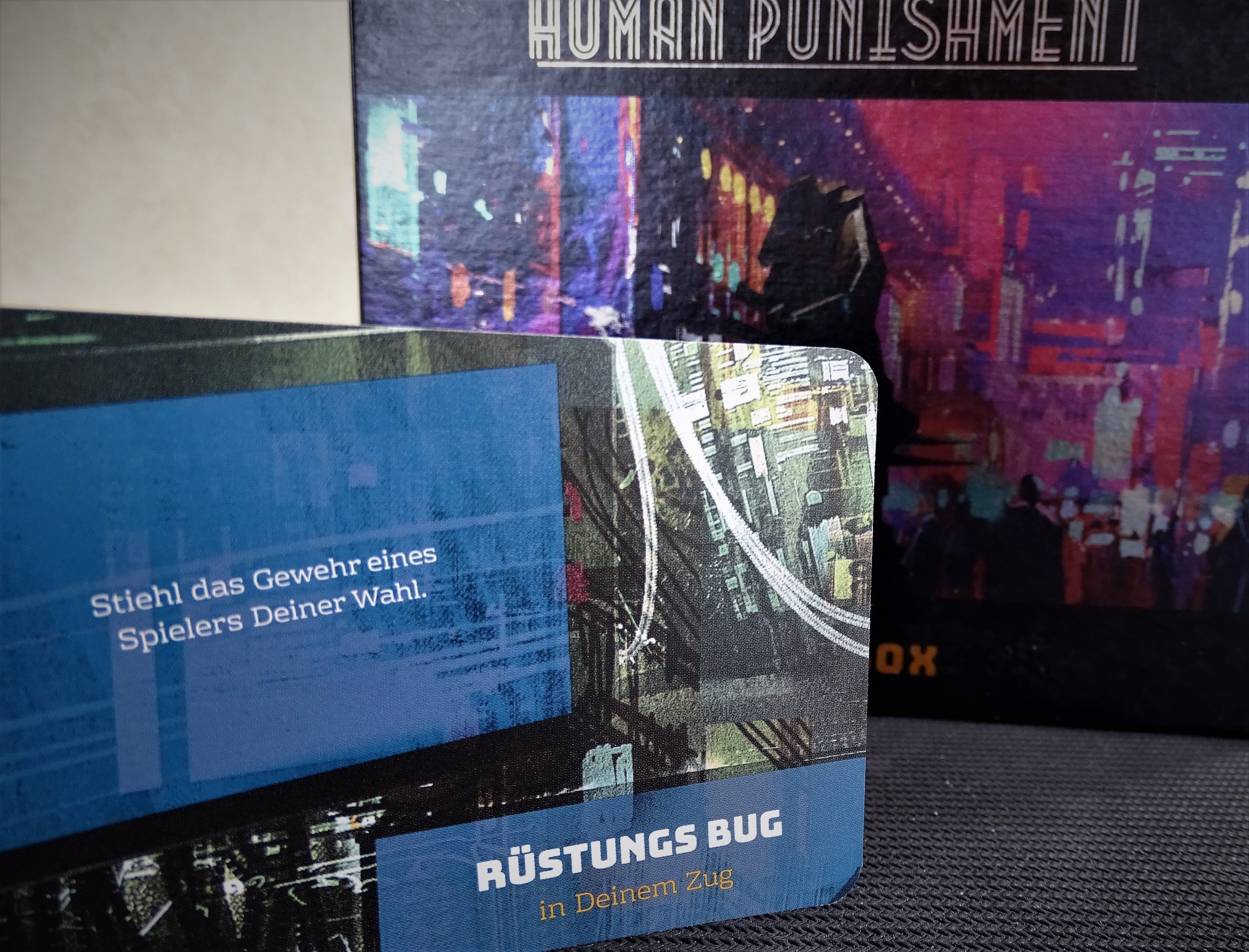 Das Programm Rüstungsbug in der Nahaufnahme vor der Kiste