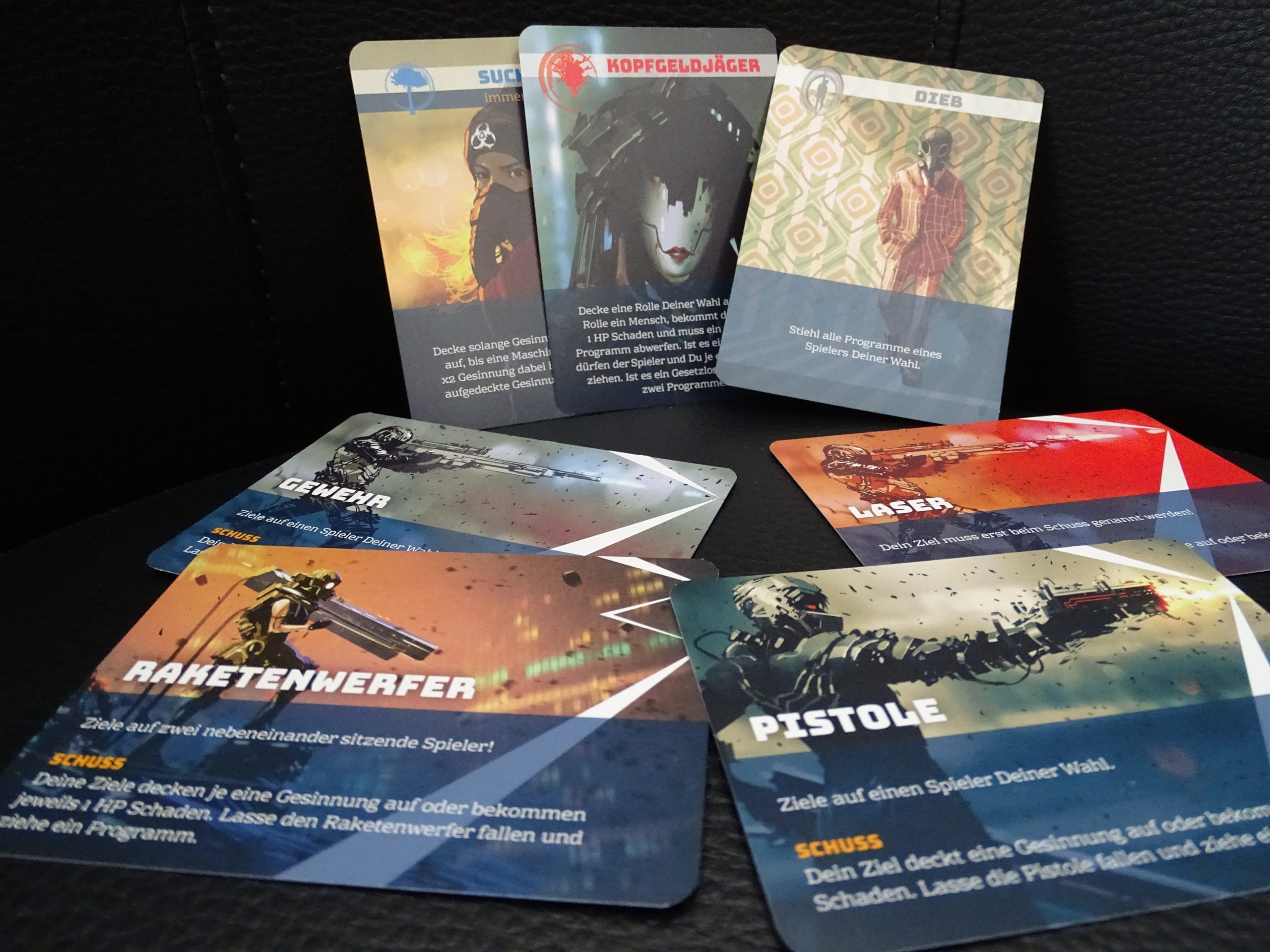 In der Auslage liegen drei unterschiedliche Rollen und vier unterschiedliche Waffen. Es wird kriegerisch.