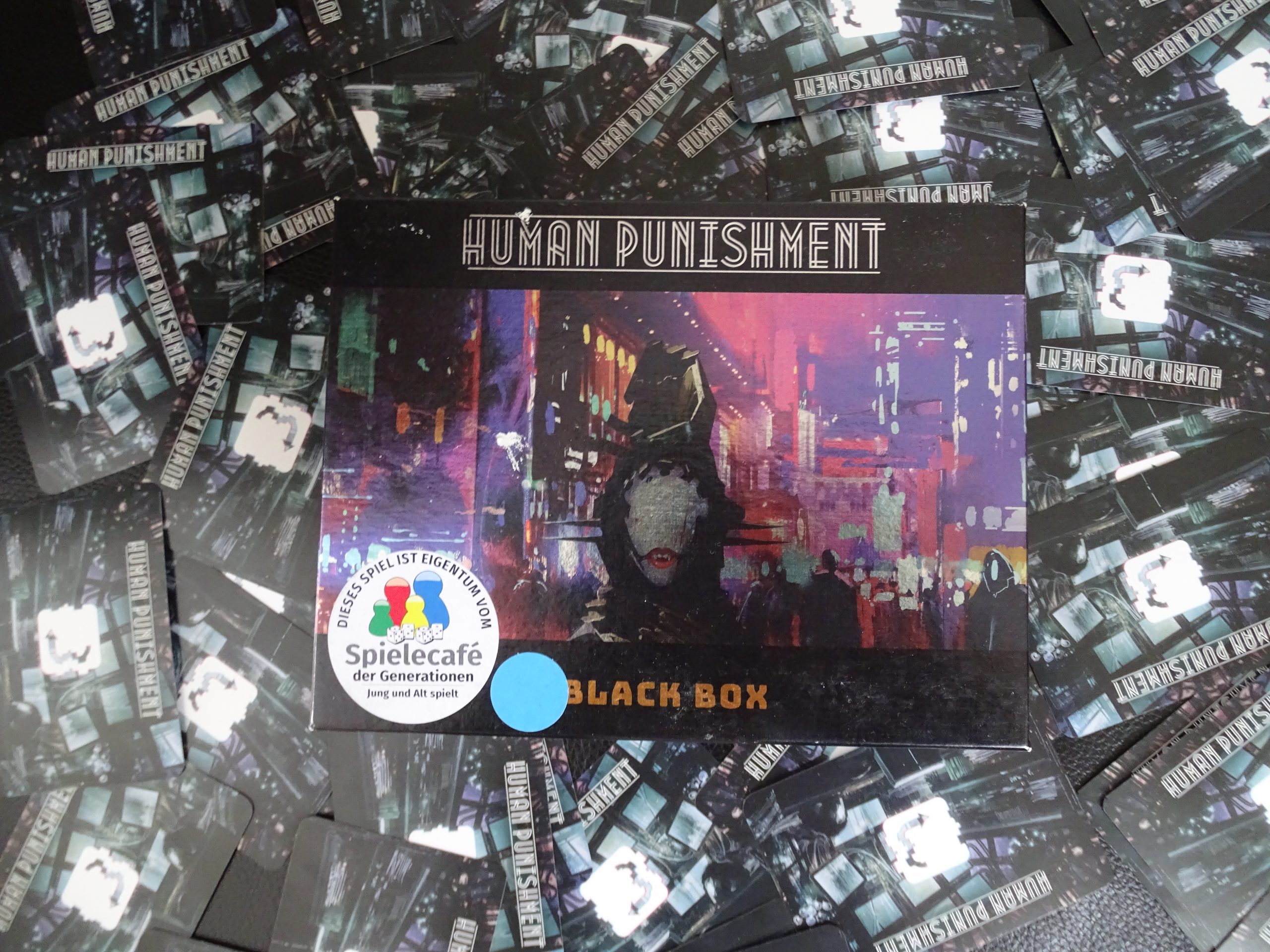 Die eher kleine Spieleschachtel inmitten lauter Programmkarten