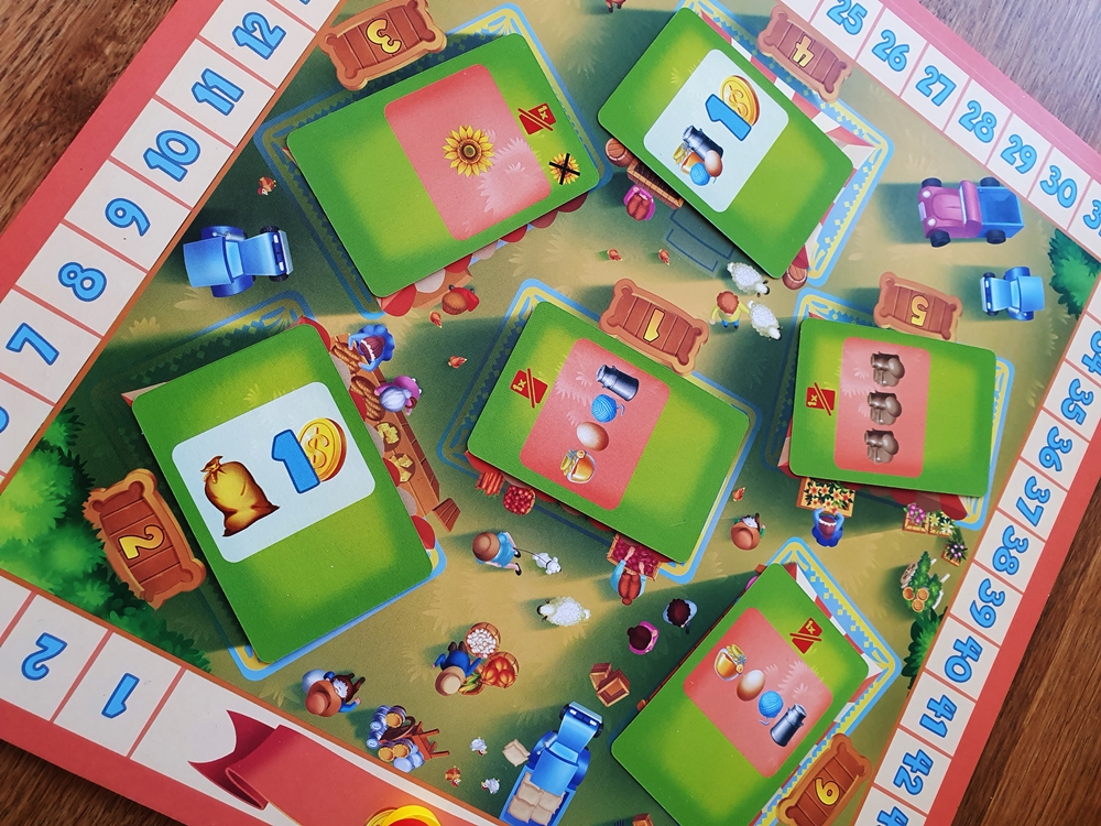 Zentraler Spielplan mit Kartenauslage