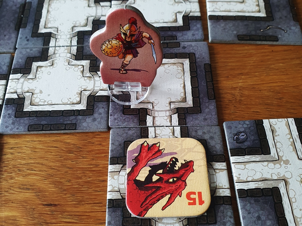 Spielfigur vor Drache mit dem Wert 15