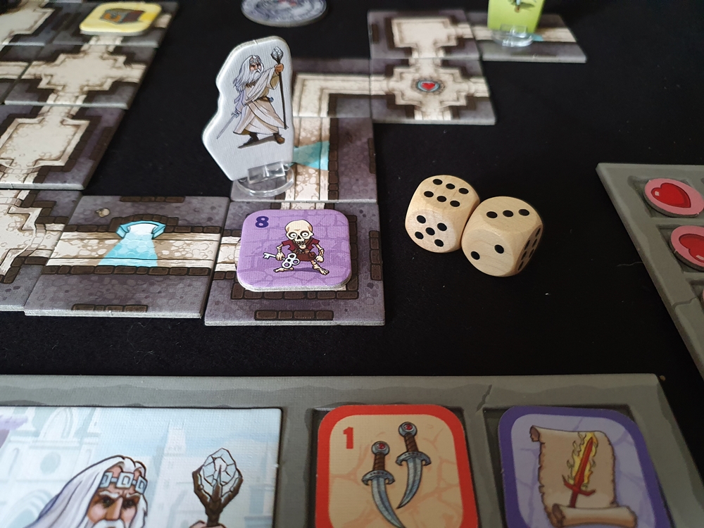 Spielfigur steht in einem Höhlenraum. Gegner hat die Stärke 8. Zwei Würfel mit der Summe 9