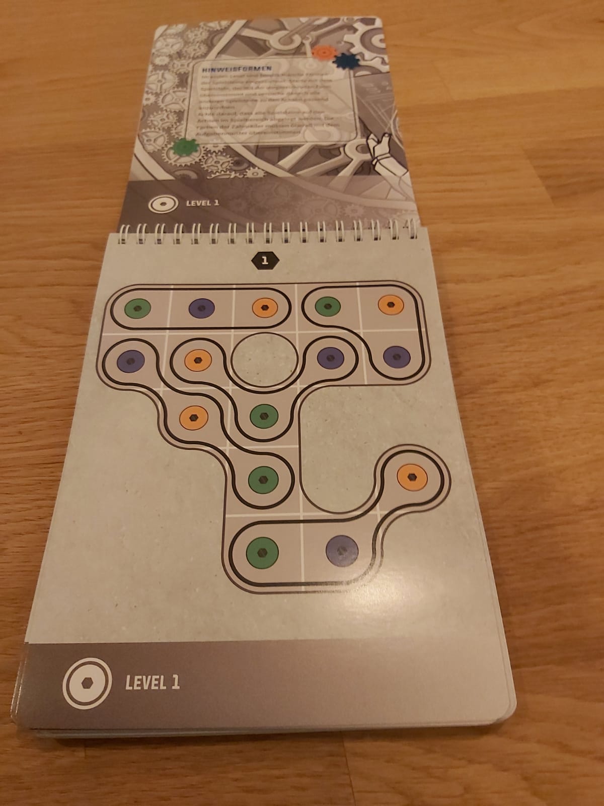 Zu sehen ist das erste Level von Trilos, in dem die Ausrichtung der Achsen noch genau vorgeschrieben ist. Das ändert sich aber in den nächsten Leveln schnell und man muss die Anordnung selbst herausfinden.