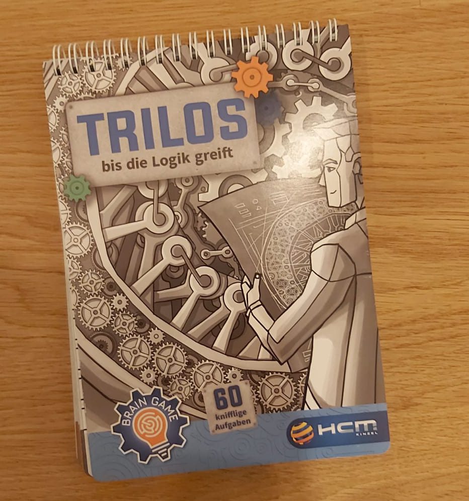 Der Aufgabenblock von Trilos von oben fotografiert, sodass das Cover zu sehen ist.