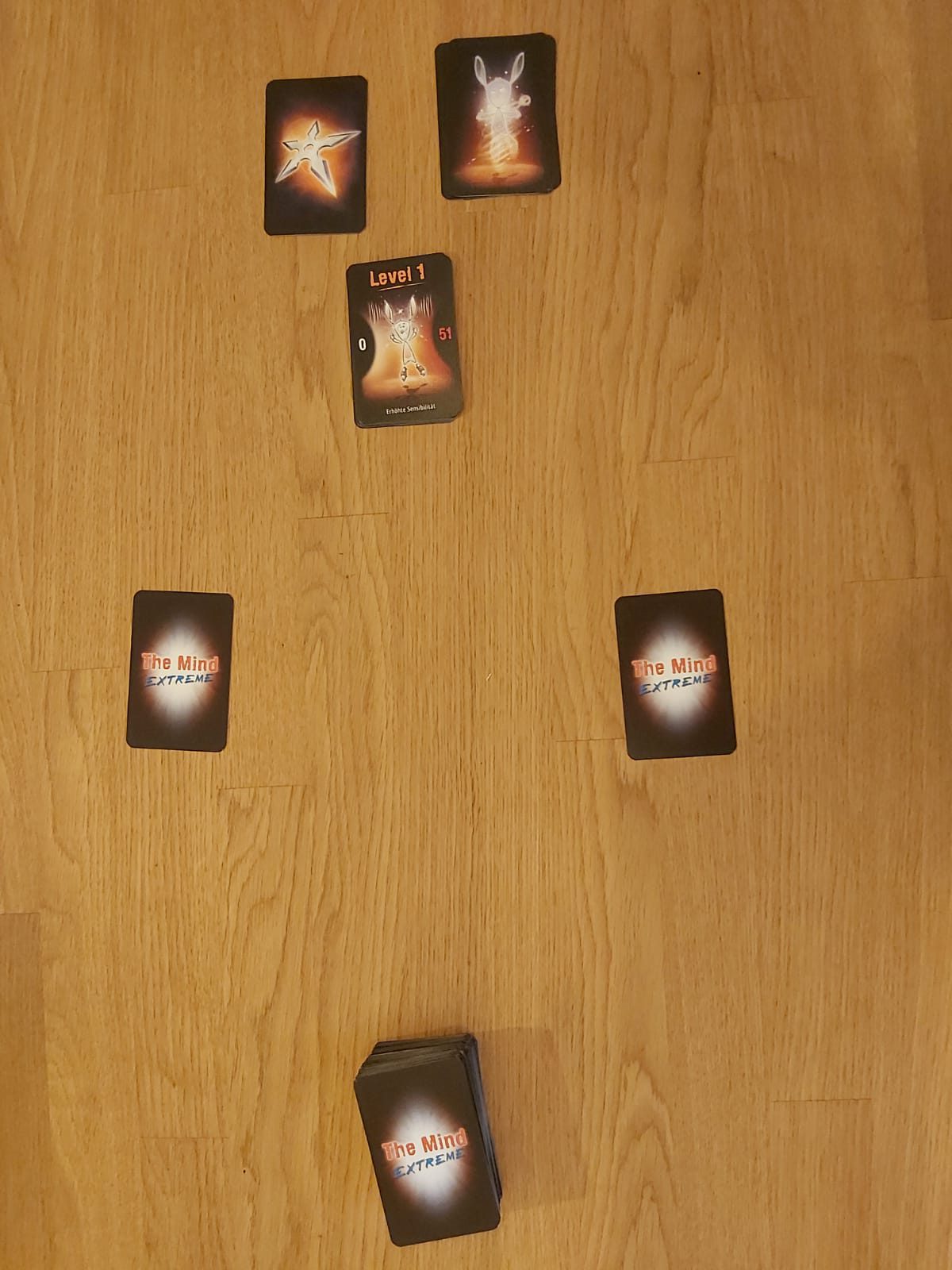 Zu sehen ist der Spielaufbau für 2 Spieler:innen von The Mind Extreme für das 1. Level