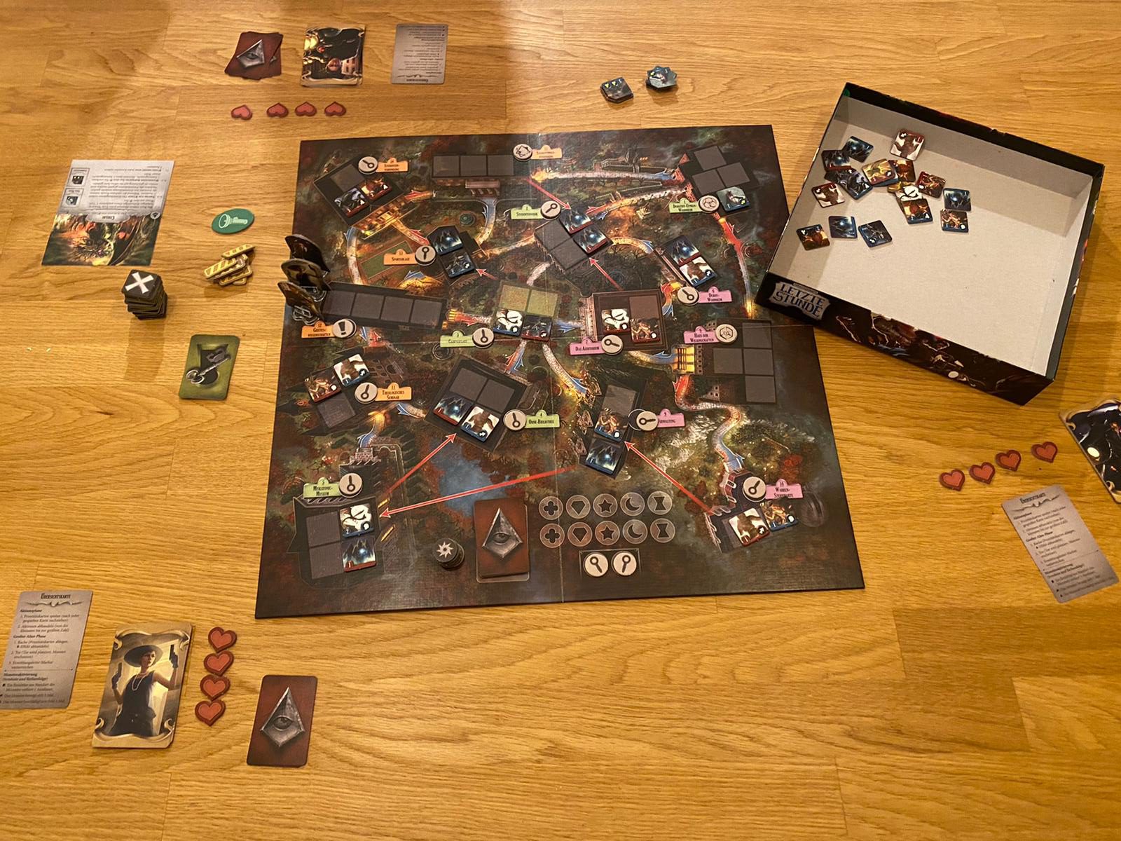 Zu sehen ist der Spielaufbau für 3 Spieler:innen.