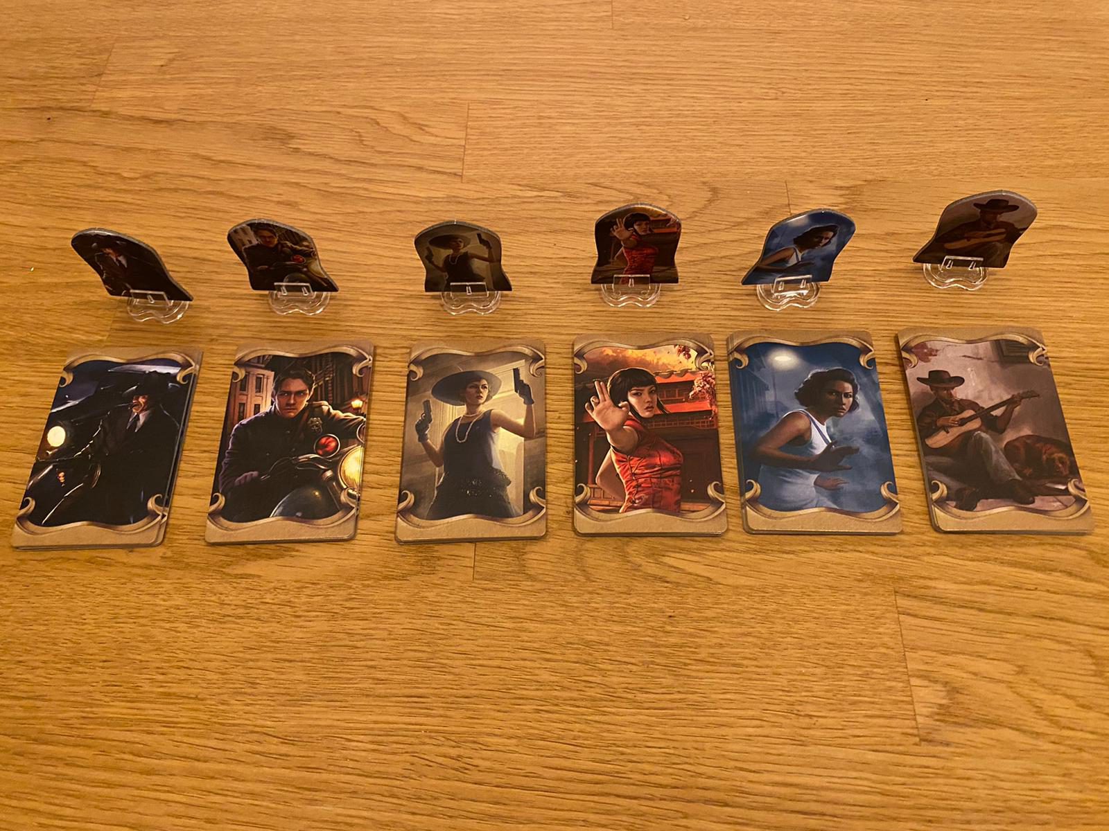 Zu sehen sind die 6 Charakteren mit ihren jeweils individuellen Kartendecks.