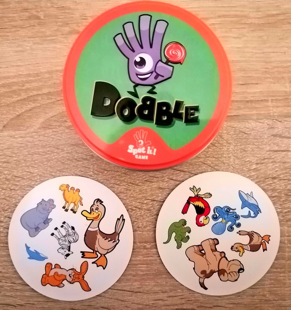 Spieldose mit zwei Karten als Beispiel