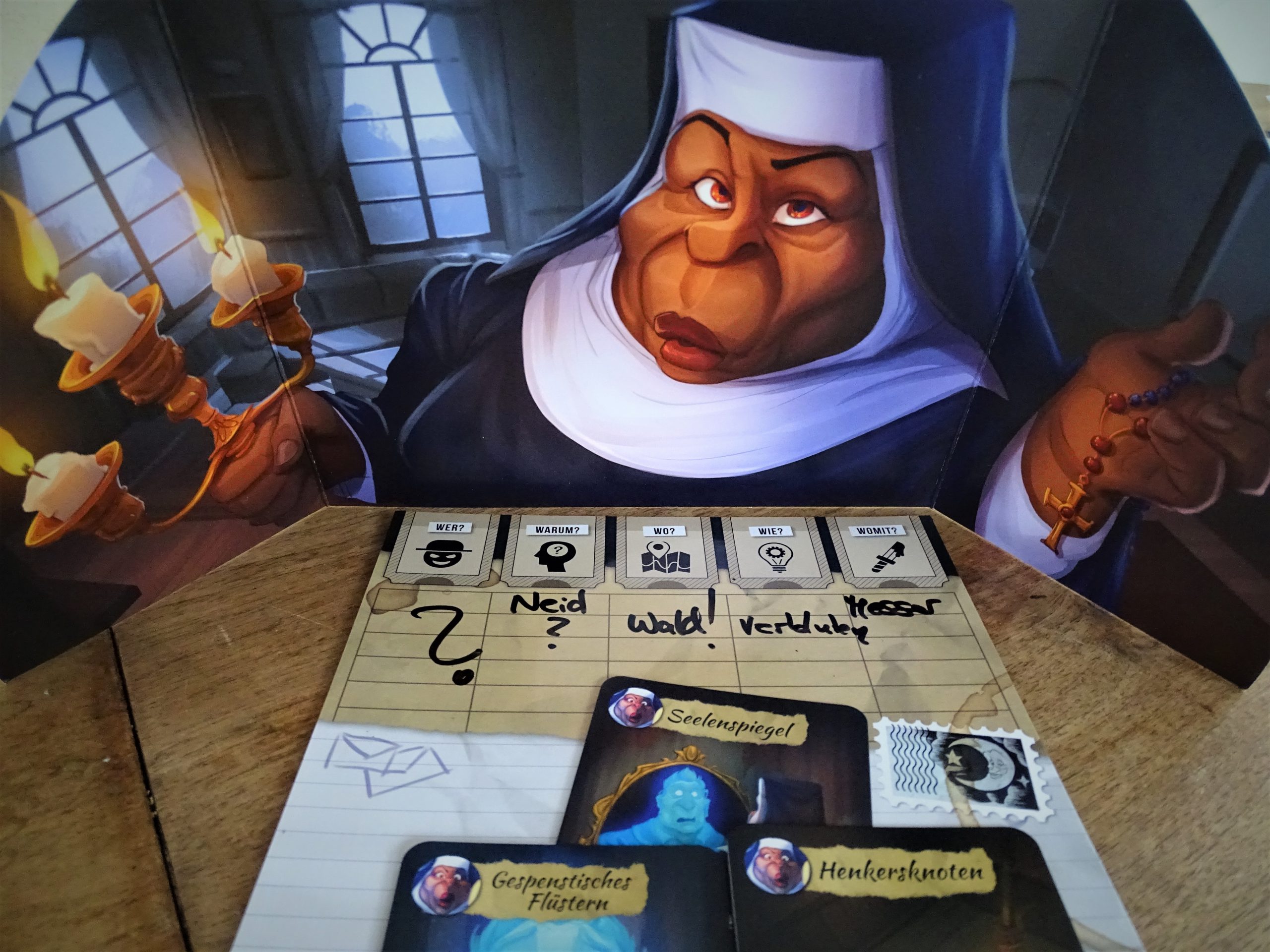 Blick auf die Notizen einer Spieler:in hinter dem Sichtschirm. 