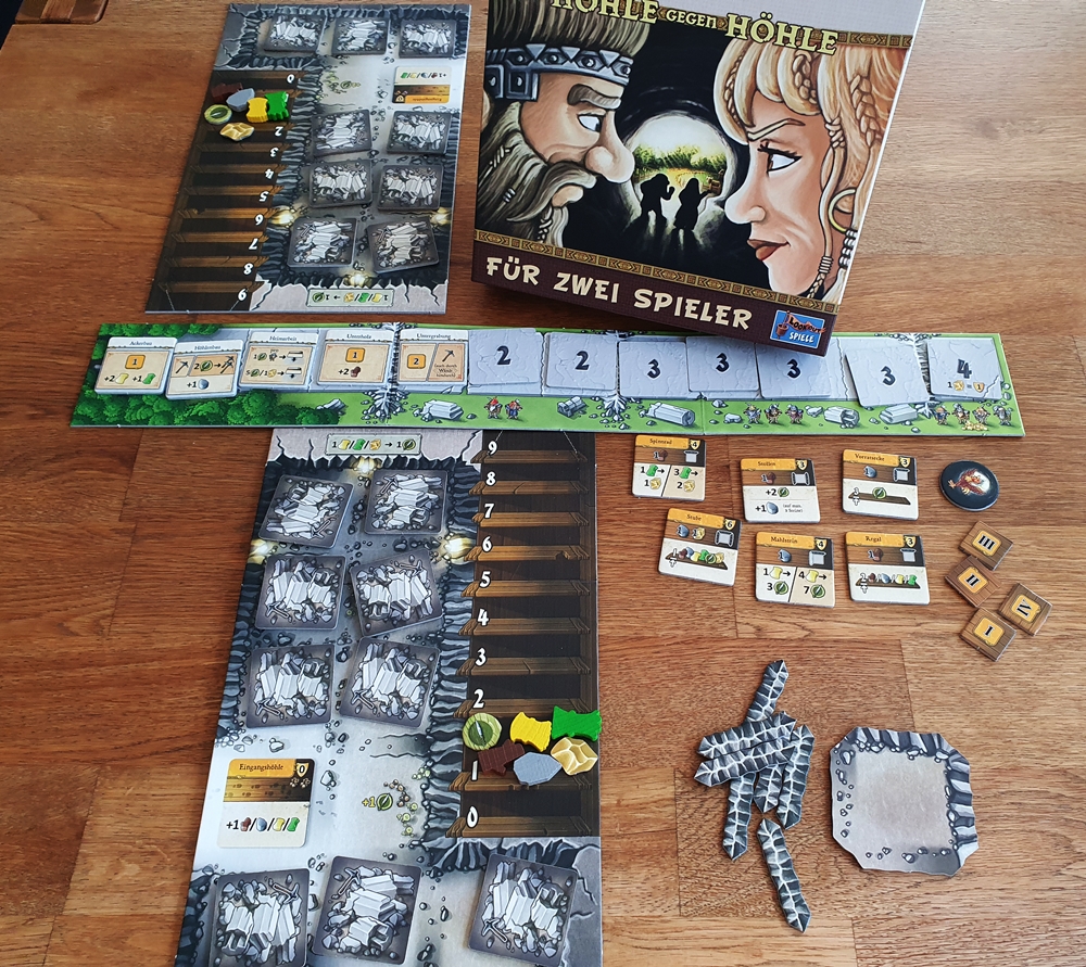 Spielkarton und aufgebautes Spiel