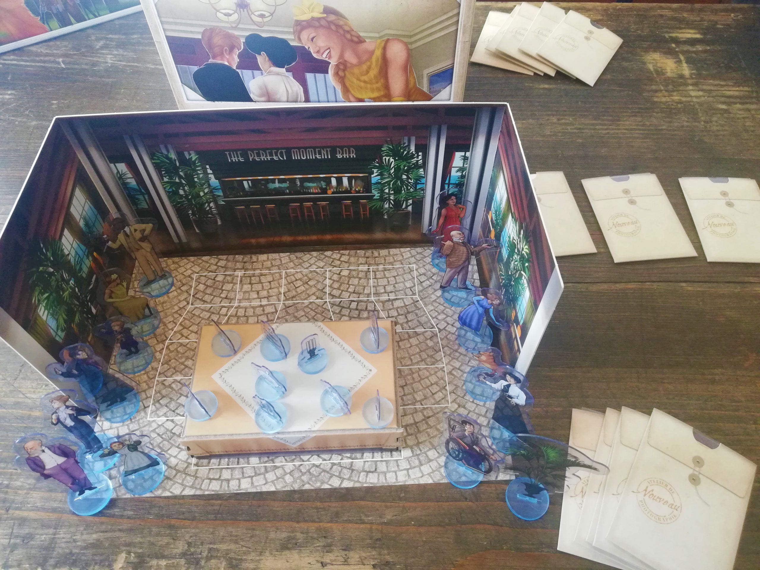 Aufbau für 2 Personen: JEde:r 14 Personenaufsteller, Gegenstände, Sichtschirm, Boden und 5 Personenumschläge