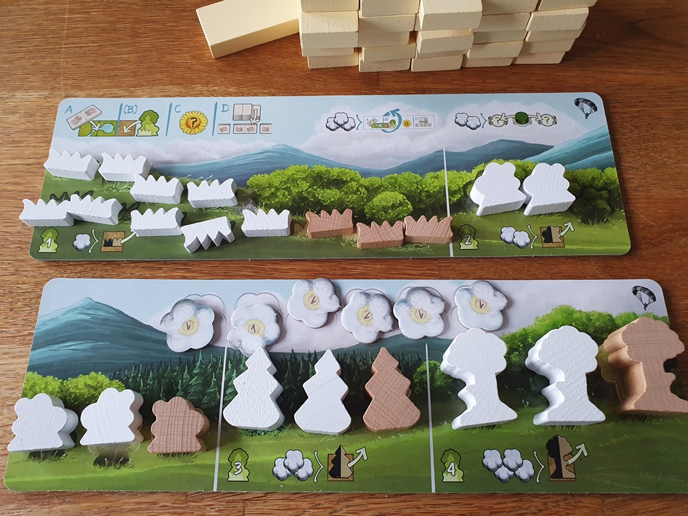 Spielertableaus im 2-Personenspiel, Holzfiguren, die Pflanzen darstellen und unterschiedlicher Wertigkeit