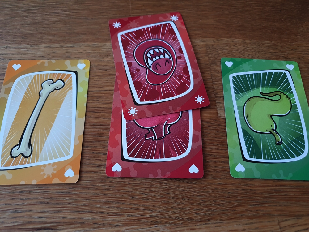 Karte Herz, darauf passende Karte mit Virus